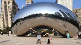 Dos gimnastas en Chicago! Buscando tomar foto de la parada de manos perfecta!