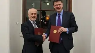 وزير التعليم العالي د. حسين الشهرستاني يوقع مذكرة تفاهم مع وزير الجامعات البريطاني 2015/1/19