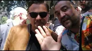 Leonardo DiCaprio e Martin Scorsese salutano i fan col Salutatore Hello-Man