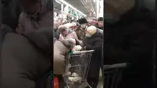 Драки за сахар в российских супермаркетах. Подборка