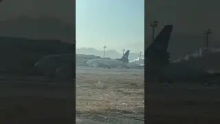 فڕۆکەی بۆینگ 737-500ی هێڵی ئاسمانی ئەفغانی ئاریانا لە فڕۆکەخانەی کابول دووکەڵێکی زۆر دەکات