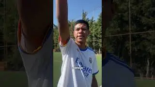Quando o goleiro esquece a luva é assim