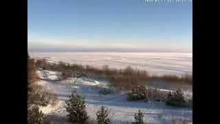 Мелкая луна и огромное солнце