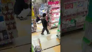 Японский красавчик искал себе новый Парфум  #жизньвяпонии #японец