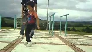 Пацан класно танцует!!!