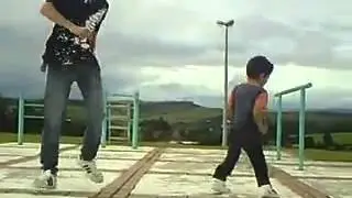 Классно малыш танцует