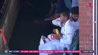 A bit of teamwork, Saini peeling the banana for Jadeja 😅 #AUSvIND