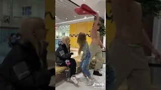 Девушка целует девушек?