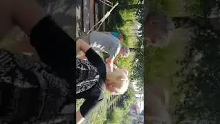 Ударил женщину костылем
