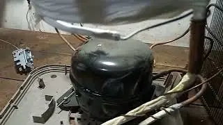 Gelagua de mesa ou bebedouro de bancada Esmaltec com vazamento de gás.