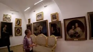 В музее очень красивая музыка. Девушка красиво играет на фортепиано