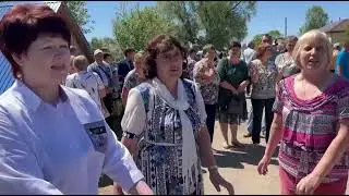 Борки. Духов день. Самое начало праздника, вышли первые плясуньи.