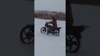 дрифт на мотоцикле,по льду, чуть не разложился
