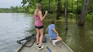 These Girls catch fish!