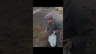 пусть будет стыдно, бабушка убирает мусор #shorts