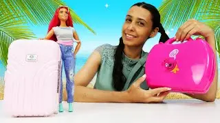 Barbie arruma as malas para passar as férias na praia! História da Barbie com bonecas