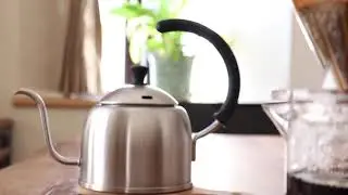 殿でコーヒーを淹れます。