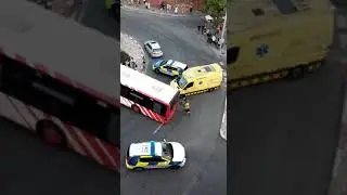Un autobús xoca contra una rotonda a Tarragona