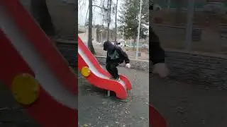 дед инсайдик залезает на горку