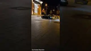 cu masina in centrul civic pe spatiul pietonal