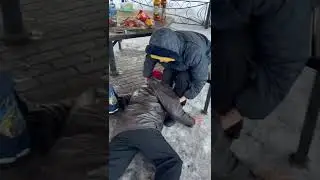 Опущенный спит на полу