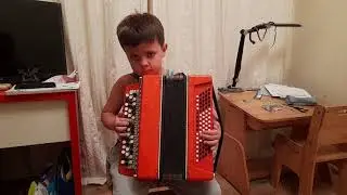 Мальчик играет на баяне в 6 лет !!!