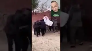огромную невесту поднимает куча мужиков. Анекдоты смех мемы и юмор, подпишись 