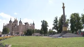 Schweriner Siegessäule glänzt in altem neuen Gold