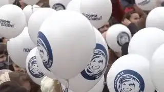 в День Космонавтики в Омске прошла акция "Подними голову"