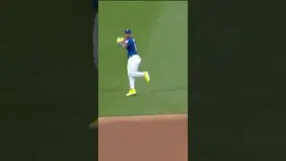 Francisco Lindor with the spin move!
