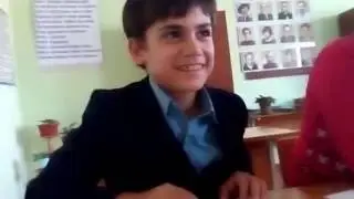 Девочка бьёт мальчика