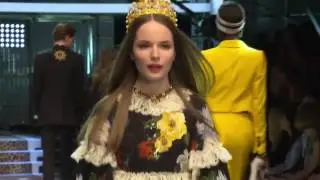 Sasha Spilberg на Dolce & Gabbana подиум Саша Спилберг