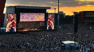 Harry looking for his teacher during Love On Tour Menchester Concert🥺🥺 #harrystyles #loveontour2022