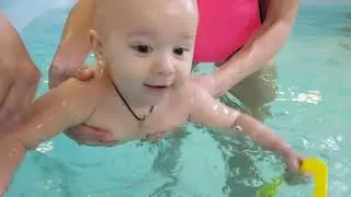 Малыш и мама. Плаваем в бассеине. The child and mother. Swim in the pool.
