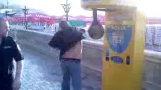 Показательный удар профессионального боксера