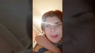 Мисс Маша совсем потеряла совесть. Села к маме на шею и свесила ноги