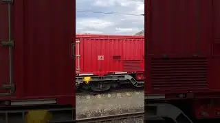 Локомотив 714 115 с красными вагонами стоит на станции / Locomotive with red carriages 