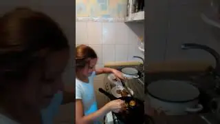 Тая готовит синие 4