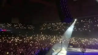 Il pubblico di Bologna e Ultimo cantano POESIA SENZA VELI (Ultimo). Live Bologna