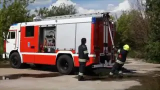 Пожарный КАМАЗ с насосом Rosenbauer забирает воду и подает воду