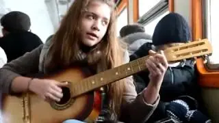 Девушка оч круто поет