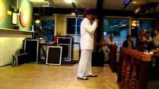 Keessie op feessie van z'n moeder