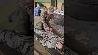 Наложение жгута тактическим способом / Занятия с гражданскими || ОДВС #shorts #specnaz #спецназ