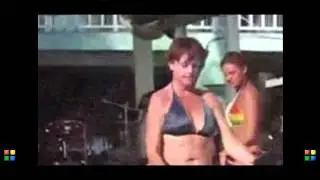 Bikinili Olgun Kadın