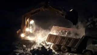 Komatsu PC210-10MO Night Truck Loading Application #komatsupc200 #komatsupc210 #pc210 Pc
