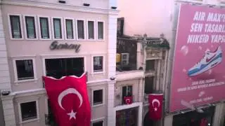 İstiklal Caddesi üzerinde taraftar grubunun terörü protesto yürüyüşü