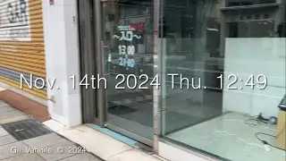 03327　20241114 Thu. 12:49　三島市本町通り個人商店街を行く熟女２人　歯医者さんは今何処？　iPhone Kanji Hanano 花ノ莞爾 Mishima City Japan
