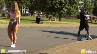 Девушка с большой попой гуляет по парку...