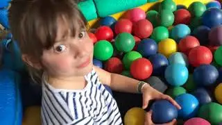 ESCONDE ESCONDE NO PARQUINHO - Jéssica Godar e Laurinha e Helena