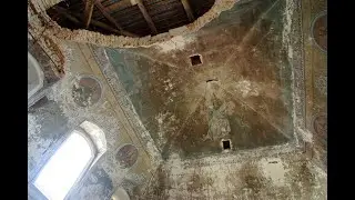 В селе Лох находится заброшенная разрушающаяся церковь, которая просто поражает своей росписью  Храм